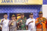 Panglima TNI Marsekal TNI Hadi Tjahjanto (ketiga kanan), bersama Kapolri Jendral Polisi Tito Karnavian (ketiga kiri) berfoto bersama Menteri Perhubungan Budi Karya Sumadi (kedua kanan), Menteri Kesehatan Nila Moeloek (kiri), Gubernur Jawa Barat Ridwan Kamil (kedua kiri) dan Kepala Basarnas Marsekal Madya TNI Bagus Puruhito (kanan) berfoto bersama usai melakukan kunjungan kerja di Pos Terpadu Operasi Ketupat Lodaya, Cikopo, Purwakarta, Jawa Barat, Jumat (31/5/2019). Kapolri mengatakan hingga saat ini kondisi arus mudik Lebaran berjalan lancar dan mengimbau pengamanan arus mudik Lebaran tetap diperlukan pengamanan yang ketat untuk mencegah potensi kecelakaan dan kejahatan hingga potensi ancaman seperti aksi terorisme. ANTARA JABAR/M Ibnu Chazar/agr