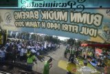 Peserta mudik bersama National Defence and Hightech Industry (NDHI) menunggu keberangkatan bus di halaman PT Dirgantara Indonesia, Bandung, Jawa Barat, Jumat (31/5/2019). Sebanyak lima badan usaha milik negara (BUMN) anggota cluster NDHI memberangkatkan 1.835 orang pemudik ke19 kota tujuan mudik secara gratis. ANTARA JABAR/Raisan Al Farisi/agr