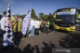 Wakil Walikota Bandung Yana Mulyana (kedua kiri) bersiap melepas keberangkatan peserta mudik bersama National Defence and Hightech Industry (NDHI) di halaman PT Dirgantara Indonesia, Bandung, Jawa Barat, Jumat (31/5/2019). Sebanyak lima badan usaha milik negara (BUMN) anggota cluster NDHI memberangkatkan 1.835 orang pemudik ke19 kota tujuan mudik secara gratis. ANTARA JABAR/Raisan Al Farisi/agr