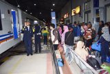 Suasana penumpang di Stasiun Kereta Api (KA) Madiun, Jawa Timur, Kamis (30/5/2019). Pada H-6 Lebaran 2019 jumlah pemudik penumpang KA yang turun maupun naik  di Stasiun KA Madiun mulai ada peningkatan. Antara Jatim/Siswowidodo/zk.