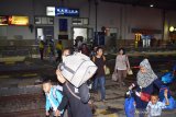 Suasana penumpang di Stasiun Kereta Api (KA) Madiun, Jawa Timur, Kamis (30/5/2019). Pada H-6 Lebaran 2019 jumlah pemudik penumpang KA yang turun maupun naik di Stasiun KA Madiun mulai ada peningkatan. Antara Jatim/Siswowidodo/zk.