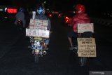Pemudik kendaraan roda dua melintasi Jalan Raya di Sidoarjo, Jawa Timur, Jumat (31/5/2019). Mudik dengan mengendarai sepeda motor dianggap lebih hemat, selain itu bisa lebih leluasa untuk bersilaturahmi di kampung halaman. Antara Jatim/Umarul Faruq/zk.