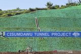 Pekerja menyelesaikan pembangunan tebing terowongan Jalan Tol Cileunyi-Sumedang-Dawuan (Cisumdawu) di Kabupaten Sumedang, Jawa Barat, Jumat (31/5/2019). Dirlantas Polda Jabar M. Aris menjelaskan akses Tol Cisumdawu dibuka pada musim mudik tahun 2019 hanya sepanjang 5,5 km di seksi II dari wilayah Pamulihan hingga dengan Rancakalong yang bertujuan untuk memecah kepadatan kendaraan di Cadas Pangeran. ANTARA JABAR/M Agung Rajasa/agr