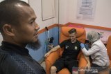 Pesepak bola Persib Bandung Rene Mihelic (tengah) diberi suntikan vaksin Flubio di Layanan Klinik Imunisasi Bio Farma Imunicare, Bandung, Jawa Barat, Jumat (31/5/2019). Layanan Vaksin Influenza tersebut diberikan PT. Bio Farma kepada seluruh Pemain, Pelatih dan staf Persib Bandung sebagai upaya menjaga kesehatan dan pencegahan penyakit sekaligus role model serta sosialisasi bagi masyarakat Jawa Barat akan kesadaran vaksinasi dan imunisasi. ANTARA JABAR/Novrian Arbi/agr