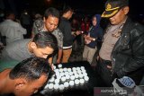 Petugas gabungan Badan Narkotika Nasioal (BNN) dan Polisi satuan narkoba mememeriksa urine para Sopir Bus Antar Kota Antar Provinsi (AKAP) di terminal tipe A Lhokseumawe, Aceh, Jumat (31/5/2019) tengah malam. Pemeriksaan urine mendadak sopir dan kernet AKAP itu bertujuan mengantisipasi pemakaian narkoba dan alkohol guna memberikan rasa aman dan nyaman pemudik dari Aceh. (Antara Aceh/Rahmad)