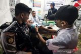 Personel Kepolisian menjalani pemeriksaan Kesehatan di posko pengobatan gratis Jasa Raharja di Lhokseumawe, Aceh, Jumat (31/5/2019) malam. Pemeriksaan kesehatan dengan memberikan suplai obat dan vitamin itu di lakukan untuk memastikan jika personel Polri masih dalam keadaan sehat fisik dan mental dalam melaksanakan tugas pengamanan mudik dan lebaran di Aceh. (Antara Aceh/Rahmad)