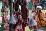 Warga membeli daging sapi yang dijajakan pedagang di Beurawe, Banda Aceh, Aceh, Sabtu (1/6/2019). Menurut pedagang harga daging sapi menjelang hari perayaan pemotongan hewan (meugang) dan lebaran Idul Fitri 1440 H mengalami kenaikan dari harga Rp130.000 menjadi Rp140.000 hingga Rp160.000 per kilogram. (Antara Aceh/Irwansyah Putra)