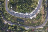 Foto udara kendaraan pemudik melintas di Jalur Selatan Lingkar Gentong, Kabupaten Tasikmalaya, Jawa Barat, Sabtu (1/6/2019). Pada H-4 Lebaran arus lalu lintas di jalur selatan Lingkar Gentor terpantau ramai lancar. ANTARA JABAR/M Agung Rajasa/agr