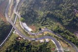 Foto udara kendaraan pemudik dan kereta api melintas di Jalur Selatan Lingkar Gentong, Kabupaten Tasikmalaya, Jawa Barat, Sabtu (1/6/2019). Pada H-4 Lebaran arus lalu lintas di jalur selatan Lingkar Gentor terpantau ramai lancar. ANTARA JABAR/M Agung Rajasa/agr