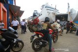 Sejumlah pemudik yang menggunakan sepeda motor menunggu untuk memasuki kapal laut KM Dharma Kartika IX tujuan surabaya di Pelabuhan Trisakti Banjarmasin, Kalimantan Selatan, Sabtu (1/6/2019).Jumlah pemudik tujuan Surabaya yang melalui Pelabuhan Trisakti Banjarmasin terus meningkat dan diprediksi akan terus bertambah hingga 3 juni 2019.Foto Antaranews Kalsel/Bayu Pratama S.