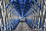 Pemudik melintasi jalan alternatif selatan di jembatan atau terowongan Cirahong, Ciamis, Jawa Barat, Sabtu (1/6/2019). Pada H-4 Lebaran arus lalu lintas di jalan alternatif selatan tersebut terpantau ramai lancar. ANTARA JABAR/M Agung Rajasa/agr