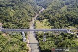 Foto udara jalan alternatif selatan di jembatan atau terowongan Cirahong, Ciamis, Jawa Barat, Sabtu (1/6/2019). Pada H-4 Lebaran arus lalu lintas di jalan alternatif selatan tersebut terpantau ramai lancar. ANTARA JABAR/M Agung Rajasa/agr