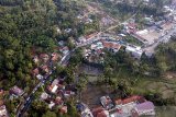 Foto udara antrian kendaraan di Nanjung Jaya, Kabupaten Garut, Jawa Barat, Sabtu (1/6/2019). Kemacetan tersebut disebabkan oleh tingginya volume kendaraan pemudik yang akan menuju ke Jalur Selatan Garut, Tasikmalaya, Ciamis dan Jawa Tengah. ANTARA JABAR/M Agung Rajasa/agr