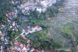 Foto udara antrian kendaraan di Nanjung Jaya, Kabupaten Garut, Jawa Barat, Sabtu (1/6/2019). Kemacetan tersebut disebabkan oleh tingginya volume kendaraan pemudik yang akan menuju ke Jalur Selatan Garut, Tasikmalaya, Ciamis dan Jawa Tengah. ANTARA JABAR/M Agung Rajasa/agr