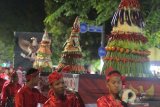 Sejumlah budayawan dan siswa memikul Gunungan Limo yang menggambarkan lima sila dalam Pancasila saat Kirab Grebeg Pancasila di Kota Blitar, Jawa Timur, Jumat (31/5/2019) dini Hari. Kirab Grebeg Pancasila merupakan puncak perayaan Hari Lahir Pancasila ke-74. Antara Jatim/Irfan Anshori/zk.