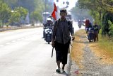 Doni (48) berjalan kaki melintasi jalur Pantura Arjawinangun, Cirebon, Jawa Barat, Sabtu (1/6/2019). Doni berjalan kaki untuk mudik dari Bogor menuju kampung halamannya di Solo dengan menempuh jarak 595 km. ANTARA JABAR/Dedhez Anggara/agr