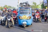 Sebuah bajaj digunakan untuk mudik melintas di jalur Pantura Patokbeusi, Subang, Jawa Barat, Sabtu (1/6/2019). Pemudik menggunakan kendaraan khas ibukota untuk pulang kampung sehingga menjadi perhatian warga daerah karena keunikannya. ANTARA JABAR/M Ibnu Chazar/agr