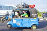 Sebuah bajaj digunakan untuk mudik melintas di jalur Pantura Patokbeusi, Subang, Jawa Barat, Sabtu (1/6/2019). Pemudik menggunakan kendaraan khas ibukota untuk pulang kampung sehingga menjadi perhatian warga daerah karena keunikannya. ANTARA JABAR/M Ibnu Chazar/agr