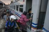 Sejumlah pemudik berjalan memasuki gerbong Kereta Api Kahuripan di Stasiun Kiaracondong, Bandung, Jawa Barat, Jumat (31/5/2019). Hingga H-5 Lebaran 2019 jumlah pemudik pengguna kereta api yang berangkat dari Bandung diprediksi mencapai 70 ribu penumpang dan telah mengalami peningkatan dari periode arus mudik yang sama pada tahun lalu. ANTARA JABAR/Novrian Arbi/agr