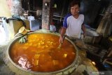 Perajin menyelesaikan pembuatan tahu Takwa di Kelurahan Tinalan, Kota Kediri, Jawa Timur, Sabtu (1/6/2019). Memasuki musim mudik lebaran 2019 produksi tahu kuning khas Kediri di daerah itu meningkat dari sebelumnya sebanyak empat ribu buah per hari menjadi tujuh ribu buah per hari karena banyaknya permintaan konsumen untuk keperluan oleh-oleh. Antara Jatim/Prasetia Fauzani/zk.