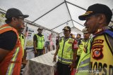 Wakapolri Komjen Pol Ari Dono (tengah) didampingi Wakapolda Jabar Brigjen Pol Akhmad Wiyagus (kanan) berbincang dengan petugas Pos Kementerian PUPR di Pos Terpadu Lebaran Leter U Kadipaten, Lingkar Gentong, Kabupaten Tasikmalaya, Jawa Barat, Sabtu (1/6/2019). Dalam tinjauannya Wakapolri menyampaikan masalah yang umumnya terjadi di Jalur Gentong atau jalur selatan saat arus balik Lebaran yakni banyaknya tanjakan dan tikungan tajam yang menyulitkan kendaraan pemudik, sehingga untuk mengantisipasinya jajaran Kepolisian membentuk Tim Ganjel di sekitar Jalur Gentong untuk menahan kendaraan yang tak kuat menanjak. ANTARA JABAR/Adeng Bustomi/agr