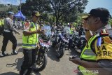 Wakapolri Komjen Pol Ari Dono (kiri) disambut oleh Kapolres Tasikmalaya Kota AKBP Febry Kurniawan Ma'ruf (kanan) saat tiba di Pos Terpadu Lebaran Leter U Kadipaten, Lingkar Gentong, Kabupaten Tasikmalaya, Jawa Barat, Sabtu (1/6/2019). Dalam tinjauannya Wakapolri menyampaikan masalah yang umumnya terjadi di Jalur Gentong atau jalur selatan saat arus balik Lebaran yakni banyaknya tanjakan dan tikungan tajam yang menyulitkan kendaraan pemudik, sehingga untuk mengantisipasinya jajaran Kepolisian membentuk Tim Ganjel di sekitar Jalur Gentong untuk menahan kendaraan yang tak kuat menanjak. ANTARA JABAR/Adeng Bustomi/agr