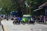 Bus mengambil penumpang di terminal bayangan Keplaksari, Jombang, Jawa Timur, Sabtu (1/6/2019). Keberadaan sejumlah terminal bayangan di wilayah Jombang menjadi penyebab kemacetan arus lalu lintas di ruas Jalan Raya Jombang-Madiun. Antara Jatim/Syaiful Arif/zk.