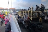 Panitia mengatur sepeda motor milik pemudik di atas truk saat mudik gratis Idul Fitri 1440 H di Sentral Parkir Kuta, Badung, Bali, Sabtu (1/6/2019). Sekitar 370 warga Banyuwangi yang tinggal di Bali ikut serta dalam mudik gratis tersebut dengan menggunakan tujuh armada bus dan dua truk untuk mengangkut sepeda motor mereka. ANTARA FOTO/Nyoman Hendra Wibowo/nym.