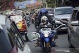 Kendaraan terjebak kemacetan di Tanjungsari, Kabupaten Sumedang, Jawa Barat, Minggu (2/6/2019). Kepolisian Resor Sumedang prediksi puncak arus mudik di Jalur Tengah atau Kabupaten Sumedang menuju Cirebon dan Jawa Tengah akan terjadi pada H-3 Idul Fitri 1440 H. ANTARA JABAR/Raisan Al Farisi/agr