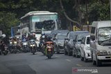 Kendaraan terjebak kemacetan di Tanjungsari, Kabupaten Sumedang, Jawa Barat, Minggu (2/6/2019). Kepolisian Resor Sumedang prediksi puncak arus mudik di Jalur Tengah atau Kabupaten Sumedang menuju Cirebon dan Jawa Tengah akan terjadi pada H-3 Idul Fitri 1440 H. ANTARA JABAR/Raisan Al Farisi/agr