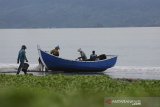 Nelayan tradisional membenahi perahu dan alat tangkap pukat darat menjelang libur melaut di Banda Aceh, Aceh, Minggu (2/6/2019). Sesuai dengan hukum adat laut bahwa seluruh nelayan Aceh diwajibkan untuk libur melaut pada setiap hari tradisi pemotongan hewan (meugang) lebaran dan hari raya Idul Fitri. (Antara Aceh/Irwansyah Putra)