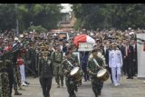 Prajurit TNI membawa peti jenazah Ibu Negara periode 2004-2014 Ani Yudhoyono saat tiba di Taman Makam Pahlawan Nasional Utama (TMP) Kalibata, Jakarta, Minggu (2/6/2019). ANTARA FOTO/Nova Wahyudi/nym.