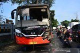 Bus Harapan Jaya nopol AG-7282-US mengalami kerusakan setelah terlibat kecelakaan dengan mobil pikap di Jalan Raya Desa Glagahan, Kecamatan Perak, Kabupaten Jombang, Jawa Timur, Minggu (2/6/2019). Kecelakaan yang diduga disebabkan sopir pikap nopol L-9313-NQ mengantuk tersebut mengakibatkan satu orang penumpang mobil pikap tewas karena terjepit. Antara Jatim/Syaiful Arif/zk.