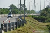 Kendaraan pemudik keluar Exit Tol Jombang-Mojokerto di gerbang Bandar Kedungmulyo, Jombang, Jawa Timur, Minggu (2/6/2019). Kendaraan di ruas exit tol Jomo gerbang Bandar Kedungmulyo Jombang masih terpantau ramai lancar di H-3 lebaran, tidak ada kemacetan di sepanjang gerbang tol. Berdasarkan data pengelola tol pukul 08.30 Wib tercatat kendaraan masuk sebanyak 207 sedangkan kendaraan keluar exit tol Bandar Kedungmulyo sebanyak 331. Antara Jatim/Syaiful Arif/zk.