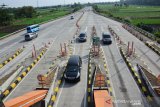 Kendaraan pemudik keluar Exit Tol Jombang-Mojokerto di gerbang Bandar Kedungmulyo, Jombang, Jawa Timur, Minggu (2/6/2019). Kendaraan di ruas exit tol Jomo gerbang Bandar Kedungmulyo Jombang masih terpantau ramai lancar di H-3 lebaran, tidak ada kemacetan di sepanjang gerbang tol. Berdasarkan data pengelola tol pukul 08.30 Wib tercatat kendaraan masuk sebanyak 207 sedangkan kendaraan keluar exit tol Bandar Kedungmulyo sebanyak 331. Antara Jatim/Syaiful Arif/zk.
