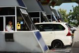 Kendaraan pemudik keluar Exit Tol Jombang-Mojokerto di gerbang Bandar Kedungmulyo, Jombang, Jawa Timur, Minggu (2/6/2019). Kendaraan di ruas exit tol Jomo gerbang Bandar Kedungmulyo Jombang masih terpantau ramai lancar di H-3 lebaran, tidak ada kemacetan di sepanjang gerbang tol. Berdasarkan data pengelola tol pukul 08.30 Wib tercatat kendaraan masuk sebanyak 207 sedangkan kendaraan keluar exit tol Bandar Kedungmulyo sebanyak 331. Antara Jatim/Syaiful Arif/zk.