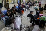 Calon penumpang menunggu di loket check in Bandara Internasional Juanda Sidoarjo, Jawa Timur, Senin (6/3/2019). Jumlah pemudik yang berangkat melalui Bandara Juanda mengalami penurunan sekitar 7.200 orang atau sebesar 11-16 persen dari 54.145 penumpang pada tahun 2019 dibandingkan tahun sebelumnya sebanyak 61.434 orang. Antara Jatim/Umarul Faruq/zk.