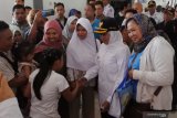 Gubernur Jawa Timur Khofifah Indar Parawansa (kedua kanan), menyapa pemudik saat meninjau pelayanan angkutan Lebaran 2019 di Pelabuhan Feri Jangkar, Situbondo, Jawa Timur, Senin (3/6/2019). Dalam kunjungannya Gubernur Jawa Timur, memastikan proses mudik lebaran lebih baik dan nyaman dalam melayani pemudik. Antara Jatim/Seno/zk.