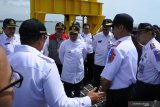 Gubernur Jawa Timur Khofifah Indar Parawansa (tengah), meninjau pelayanan angkutan Lebaran 2019 di Dermaga baru Pelabuhan Feri Jangkar, Situbondo, Jawa Timur, Senin (3/6/2019). Dalam kunjungannya Gubernur Jawa Timur, memastikan proses mudik lebaran lebih baik dan nyaman dalam melayani pemudik. Antara Jatim/Seno/zk.