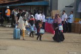 Calon penumpang bersiap naik ke atas kapal cepat tujuan Kalianget-Pulau Kangean saat mudik gratis di Pelabuhan Kalianget, Sumenep, Jawa Timur, Senin (3/6/2019).Â Pemprov Jatim menyediakan mudik dan arus balik gratis dari Kalianget menuju Pulau-pulau dan sebaliknya, bagi warga kepulauan di kabupaten itu.  Antara Jatim/Saiful Bahri/zk.