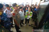 Kapolda Kalimantan Selatan Irjen Yazid Fanani bersama Sekdaprov Kalsel Abdul Haris Makkie meninjau Bandara Syamsuddin Noor Banjarbaru,Kalimantan Selatan, Senin (3/6/2019).Foto Antaranews Kalsel/Bayu Pratama S.