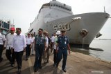 Menteri Perhubungan Budi Karya Sumadi (kedua kiri) berbincang dengan Panglima Komando Armada (Pangkoarmada) II Laksamana Muda TNI Mintoro Yulianto (kedua kanan) saat meninjau Pelabuhan Tanjung Perak di Surabaya, Jawa Timur, Senin (3/6/2019). Selain melihat secara langsung pelayanan arus mudik di Pelabuhan Tanjung Perak, Menhub Budi Karya Sumadi juga menyambut kedatangan para pemudik yang berangkat menggunakan KRI Makassar-509 secara gratis. Antara Jatim/Moch Asim/zk.