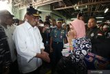 Menteri Perhubungan Budi Karya Sumadi (kedua kiri) diidampingi Panglima Komando Armada (Pangkoarmada) II Laksamana Muda TNI Mintoro Yulianto (tengah) dan Wakil Gubernur Jawa Timur Emil Elestianto Dardak (kiri) berbincang dengan salah satu pemudik saat meninjau Pelabuhan Tanjung Perak di Surabaya, Jawa Timur, Senin (3/6/2019). Selain melihat secara langsung pelayanan arus mudik di Pelabuhan Tanjung Perak, Menhub Budi Karya Sumadi juga menyambut kedatangan para pemudik yang berangkat menggunakan KRI Makassar-509 secara gratis. Antara Jatim/Moch Asim/zk.