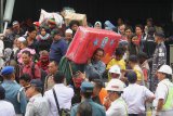 Penumpang KRI Makassar-590 turun membawa barang-barang mereka saat tiba di Pelabuhan Tanjung Perak, Surabaya, Jawa Timur, Senin (3/6/2019). Pemerintah bersama TNI Angkatan Laut mengadakan program mudik gratis menggunakan KRI Makassar-590 dari Pelabuhan Semayang, Balikpapan menuju Tanjung Perak, Surabaya untuk melancarkan arus mudik dan meringankan beban masyarakat. Antara Jatim/Moch Asim/zk.