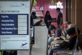 Calon penumpang menunggu keberangkatan pesawat di Bandara Husein Sastranegara, Bandung, Jawa Barat, Senin (3/6/2019). Data dari petugas Bandara Husein Sastranegara mencatat pada H-3 Idul Fitri 2019 jumlah penumpang domestik yang datang dan pergi menurun 10 persen atau 8.665 penumpang dibandingkan pada H-3 Idul Fitri 2018 yang mencapai 9.441 penumpang. ANTARA JABAR/Raisan Al Farisi/agr
