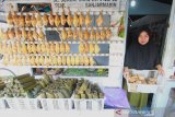 Pedagang menata ketupat di kampung ketupat, Banjarmasin,Kalimantan Selatan, Senin (3/6/2019).Menurut Pedagang setempat penjualan ketupat untuk kebutuhan hari raya Idul Fitri 1440 Hijriah meningkat dengan harga jual Rp5.000 sampai Rp7.000 per ikatnya.Foto Antaranews Kalsel/Bayu Pratama S.