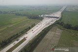 Sejumlah kendaraan pemudik melintas di tol Cipali, Palimanan, Cirebon, Jawa Barat, Senin (3/6/2019). Korlantas Polri memperpanjang sistem jalur satu arah (one way) dari Jakarta hingga Semarang karena volume pemudik masih tinggi. ANTARA JABAR/Dedhez Anggara/agr