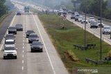 Sejumlah kendaraan pemudik melintas di tol Cipali, Palimanan, Cirebon, Jawa Barat, Senin (3/6/2019). Korlantas Polri memperpanjang sistem jalur satu arah (one way) dari Jakarta hingga Semarang karena volume pemudik masih tinggi. ANTARA JABAR/Dedhez Anggara/agr