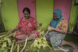 Warga menyelesaikan produksi ketupat di Blok Kupat, Caringin, Bandung, Jawa Barat, Senin (3/6/2019). Pada H-2 Lebaran 2019, rata-rata warga di Blok Kupat dapat memproduksi 1.300 ketupat perhari yang di jual Rp 800 perbuah ke berbagai pasar di Kota Bandung. ANTARA JABAR/Raisan Al Farisi/agr