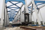 Kereta api melintas di atas jembatan rel ganda (double track) yang belum selesai dibangun di Kertosono, Nganjuk, Jawa Timur, Senin (3/6/2019). Double track lintas selatan Jawa ditargetkan selesai pada tahun 2019. Antara Jatim/Prasetia Fauzani/zk.